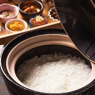 Specially cultivated rice is polished on the same day, using sophisticated rice cooking techniques, and in a clay pot.