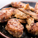 居酒屋よっちゃん - 手羽先のジューシー唐揚げ（たれ辛ソース）