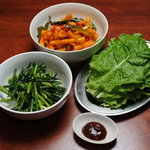 Manjuen - 特製サラダが甘辛く必ず注文する一品です。