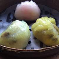 広東料理 センス - 点心三種。白身魚、海老、カレー風味の蒸し餃子。