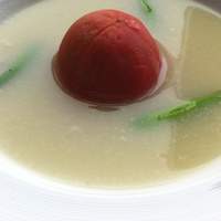 広東料理 センス - カリフラワーのスープ。野菜を詰めたトマトを添えて。