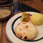 グルガオン - 本日のカレー(850円)は、追加料金100円でチーズクルチャに変更が可能です。