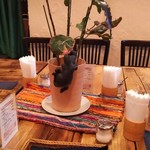 グルガオン - 今回は、大きなテーブルの相席。女性7人に囲まれました(笑)