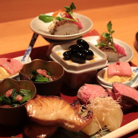 しゅん逢 紗々木 - 八寸 鰆の焼物、ナマコ柔らか煮、時雨煮、黒豆、湯引きのミスジと玉子、数の子、ローストビーフ、堀川牛蒡 スナップえんどうと干し柿の白和え