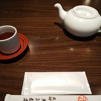 天津飯店 本店 - お茶とおしぼり、お箸