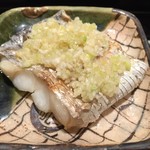 鮨みなと - さらに口直しの焼物　鰆を塩焼きにしてたっぷりの葱と一緒にいただきます