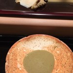 鮨みなと - 蒸し鮑は肝ソースと和えていただきますが肝ソースが残るので