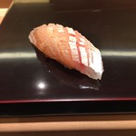 鮨みなと - 握りは春子からスタート　変化球的ですが特に美味しいのが入ったので最初に食べてもらいたいとのことでした