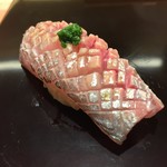 鮨みなと - 鯵には細かい包丁使いが光ります　口に入れた瞬間に一噛みしたら消えて無くなる口どけの良さ