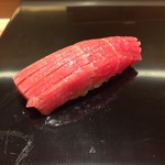 鮨みなと - ここから左利き仕様　中とろは細かく包丁を入れてあります　口の中であっという間になくなります　ここから置き方が左利き仕様に（笑）　気付くのが遅いよ大将