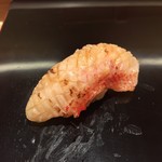 鮨みなと - キンキ　軽く炙ってありますが近頃流行りのガスバーナーなんか使いません　奥の厨房でしっかり焼き付けて供されます