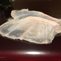 鮨みなと - 鮃　鮃も星鰈も鯛も白身の良い魚は弾力があって薄い切りつけが美味しさを引き立てます