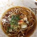 鳥源 - かけそばハーフに鳥串を入れて