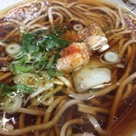 鳥源 - かけそばハーフに鳥串入れて