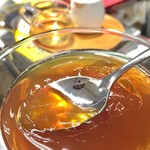 坐カフェ - ディエンホンを使用した紅茶ゼリー。後ろのレモンと蜂蜜を足して頂きます