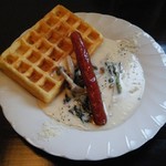リンデン - 2月のワッフルランチ（ほうれん草ときの子のクリームソース ソーセージ添え）@1,000
