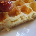 リンデン - 2月のワッフルランチ（ほうれん草ときの子のクリームソース ソーセージ添え）のワッフル断面