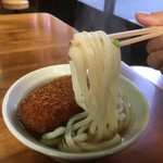 野口うどん - この美しい麺(*ﾟ∀ﾟ*)
      出汁が好きだけど製麺所なので麺が本業なのだ
      中細で小麦の詰まった感もあり滑らかな麺
      とっても美味しい