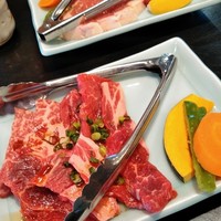 肉の山本 - ランチ　焼肉¥1000とステーキ焼き¥1000　共にライス、スープ、サラダ、デザート、コーヒー付き
