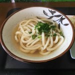 うどんの通 - 温かけうどんで頂きます
湯煎も出汁も自分でする
独特の濃いめのイリコ味
他にも旨味成分が含まれておる
きっと社外秘
好みで醤油うどんとかにも出来ます