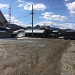 岡製麺所 - その他写真:広大な駐車場からテクテク歩いて向かうのじゃ
雪が残ってる
