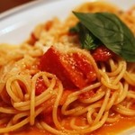 신선한 토마토와 바질 리코의 "스파게티"