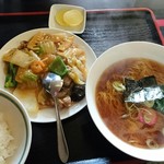 六華園 - ランチセット900円(ラーメン、八宝菜、ご飯)