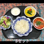 Green curry set (green salad, tom yum soup, dessert included)