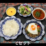 Gapao套餐(蔬菜沙拉，泰式酸辣汤，附甜点)