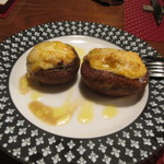 スモークサーモンのムースを詰めたブラウンマッシュルームのオーブン焼き