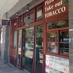 Al Ponte - ピッツァのテイクアウト窓口ではたばこも売ってます。