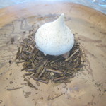 Ode - タマネギのメレンゲ、フォアグラクリーム、いぶりがっこ