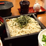 華元 - ◆こちらのお蕎麦は、蕎麦の実の黒い部分を取り除いて挽いてあるとか。「白い蕎麦」が特長。 食感は滑らかですし、少し甘めで濃い目のツユと合います。