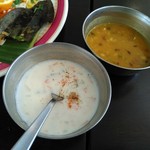 カーン・ケバブ・ビリヤニ - ビリヤニセットのライタとサービスのダル