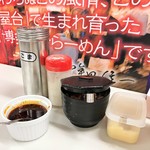 博多らーめん ShinShin - 卓上の胡麻、胡椒、紅生姜、おろしにんにく