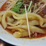 香港料理 味仙 - 刀削麺の姿、太い。