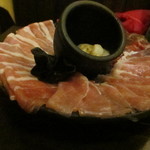 セットのお肉と海鮮！
          （壺にはカキとホタテ）