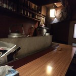 八起 - カウンターのみの味のある店内。