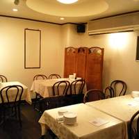 四川料理 龍の子 - 清潔に整えられた店内