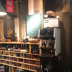 Bistro coda - 店内(右側にクラフト生のサーバータンクがあります。しかも、4種類！)