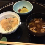 日本料理 いらか - 【食　事】鯛の刺身を胡麻ダレ漬けを、白飯に乗せたもの。それと赤出汁と香の物。