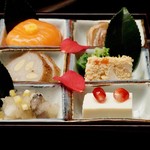 菊乃井 本店 - 八寸　左上から順に、椿寿司菜種辛子和え　小川唐墨　辛子蓮根　助子落雁　豆腐味噌漬と　ザクロ　生子小角蕪みぞれ和え。