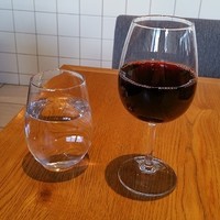 PIZZERIA　37 - ハウスワイン＠540円。お水のグラスがかわいい！