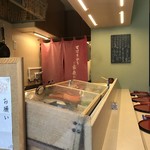 すし仁 - カウンター席のみの小さな店内です。