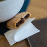 和三盆 恵菓 - 焼最中（やきもなか）、斷面（きりくち）