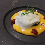 トゥ・ラ・ジョア - ホワイトアスパラガスのタルト、外側は白トリュフ卵です