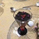 トゥ・ラ・ジョア - コンソメの上のキャビアには何とカリカリ梅！後ろの白いのは何とワサビの落雁