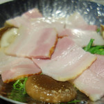Namari Onsen Kokoro No Toki Juusan Gatsu - ベーコンと椎茸と春菊、キャベツの小鍋。