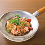 Steamed shrimp and vermicelli in a pot