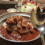 アフター ザ レイン - トンテキ2枚のポークステーキカレー ダブル 780円(税抜)。